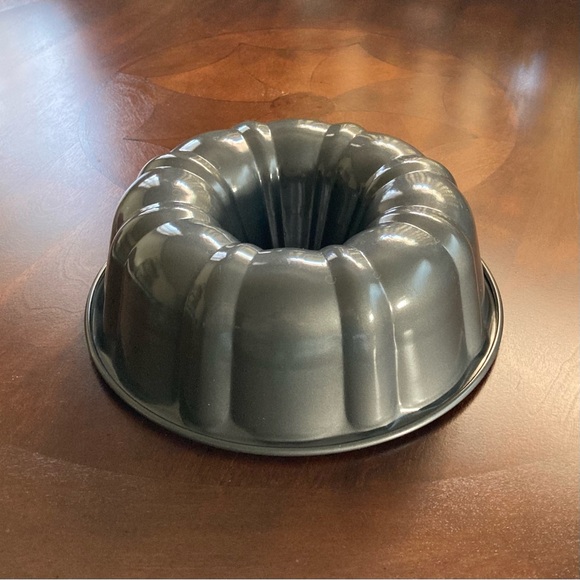 NEW Teflon Bundt Cake Pan - Picture 4 of 11